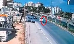 Antalya’da Baba ve Oğluna Otomobil Çarptı: 1’i Ağır 2 Yaralı
