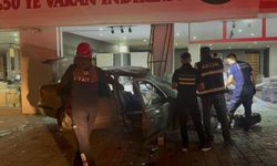Kozan’da Otomobil Mobilya Dükkanına Girdi: 1 Yaralı
