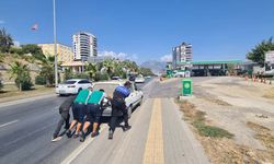 Yakıtı Biten Vatandaşın İmdadına Polis ve Vatandaşlar Yetişti