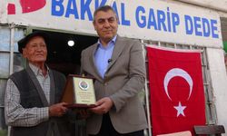 90 Yaşındaki Garip Dede 50 Yıldır Bakkal İşletiyor