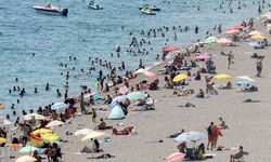 Hava sıcaklığı 35'i bulunca soluğu denizde aldılar