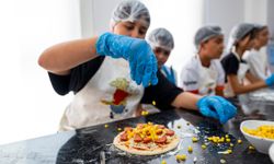 Mezitli Çocuk Kampüsü’nde minik şefler pizza yaptı