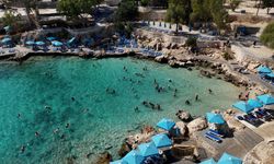 Mersin’de Emekliler Yapraklı Koy’da Deniz Keyfi Yaşadı