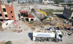 Akdeniz Belediyesi metruk binaların yıkımına devam ediyor