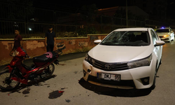 Adana Kozan’da Motosiklet ile Otomobil Çarpıştı: 2 Genç Yaralandı