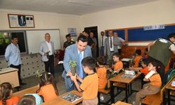 Mersin'de öğrencilere fidan dağıtıldı