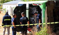 Sürücü direksiyon başında rahatsızlandı: Elektrikli otobüs devrildi