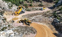 Tarsus Belediyesi yol sorununu çözmeye devam ediyor