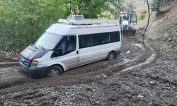 Şiddetli yağış yolları kapadı: Araçlar mahsur kaldı
