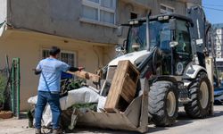 Yenişehir Belediyesi “çöp ev” niteliğindeki meskenden bir kamyon çöp çıkardı