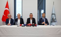 Özgür Özel Yurtdışı Temasları Öncesi Havalimanında Soruları Yanıtladı