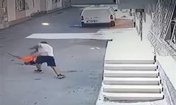 Küçük Çocuğu Ayak Bileğinden Tutup Yere Fırlattı: O Anlar Kamerada