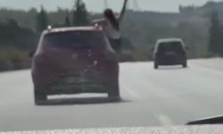 Otoyolda Şok Anlar: Kadın Cipin Kapısında Yolculuk Yaptı