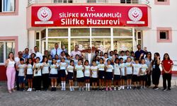 Silifke’de öğrenciler huzurevini ziyaret etti