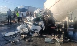 Tır Otomobili Ezdi: Sürücü Saniyelerle Kurtuldu