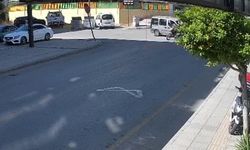 Erdemli’de hafif ticari araç motosiklete çarptı: 3 yaralı