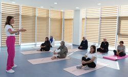 Mersin’de Kadınlar Meme Kanseri Farkındalığı İçin Yoga Yaptı