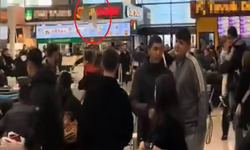 AVM’de 'Ne Bakıyorsun' Kavgası: Sandalyeler Havada Uçuştu!