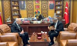Yavuz Bingöl, Bahçeli'ye bağlama hediye etti