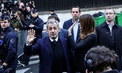 Eski Fransa Cumhurbaşkanı Sarkozy Adli Kontrol Şartıyla Serbest Bırakıldı