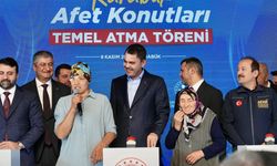 Karabük'teki yangında köyünü terk etmek istememişti; Bakan Kurum ile birlikte temel attı