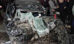 Tır Dorsesine Çarpan Otomobil Hurda Yığınına Döndü, Sıkışan Sürücü Güçlükle Kurtarıldı