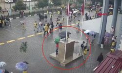 Yağmur Bastırınca Koşup Atatürk Büstünü Korudular