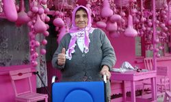 75 Yaşına Kadar Hayatını Pembeye Boyadı, Akülü Arabaya Gücü Yetmedi