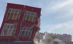 Tarsus’ta Deprem Hasarlı Bina Titreşimle Yıkıldı