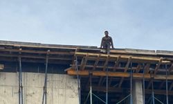 4 aydır maaş alamayan işçiler, çatıya çıktı