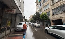 Kaldırımlar Araçlarla Doldu, Vatandaşlar Su Birikintilerinde Yürüdü