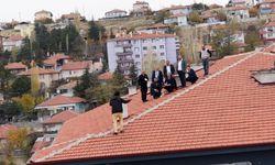 Çankırı’da çatıya çıkan kişiyi, AK Parti İl Başkanı Erdoğan ikna etti