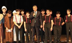 Mersin’de “Hayata Köprü Sanat Projesi” Kapsamında Altın Çağ Tiyatro Gösterisi