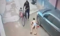 Adana’da Sokak Ortasında Dehşet: Kaçan Genci Defalarca Bıçakladı