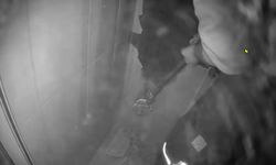 Havalandırma Boşluğuna Düşen Vatandaşı Mersin Büyükşehir İtfaiyesi Duvarı Kırarak Kurtardı