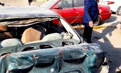 Akdeniz Belediyesi Zabıta Ekipleri Mahalle Aralarındaki Hurda Araçları Topluyor