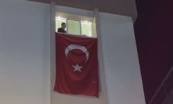 Hırvatistan'da düşen uçakta şehit olan Pilot Hasan Bahar'ın Avcılar'daki evine bayrak asıldı