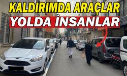 Mersin’de Kaldırımda Araç, Yolda Yaya Manzarası