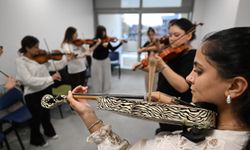 Mersin’de ücretsiz enstrüman kursları sanatseverleri buluşturuyor
