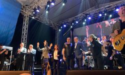 Seçer’den Tarsus Festivali Sahnesinde Haluk Levent Jest: “Bu Festivaller Devam Etsin mi?”