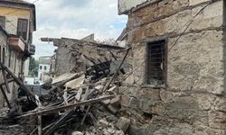 Tarsus’ta Yangın Sonrası Hasar Gören Bina Yağışların Ardından Çöktü