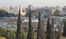 Suriye'de Halk, Ulusal Birlik Kutlamaları İçin Meydanları Doldurdu