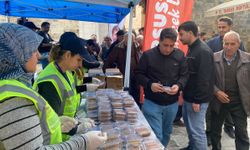 Ulu Cami Önünde Şehitlerin Anısına Helva İkramı