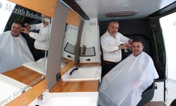 Mezitli Belediyesi Mobil Kuaför Aracı Vatandaşların Ayağına Hizmet Götürüyor