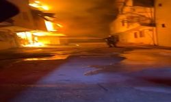 3 Katlı Depoda Yangın: Alevler Yan Binaya Yayıldı