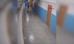 Silinen Koridoru Kirletmemek için Çoraplarıyla Sınıfa Yürüdü