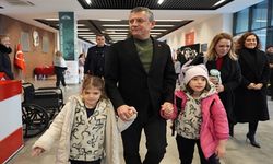 Özgür Özel Ferdi Zeyrek'in Kızları Elif ve Zeynep’i Okula Götürdü