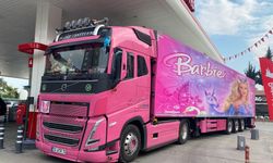 Mersin’de Barbie Pembesi Kaplamalı TIR Trafiğin İlgi Odağı Oldu