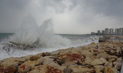 Şiddetli Rüzgar Dalgaları Metrelerce Yükseltti