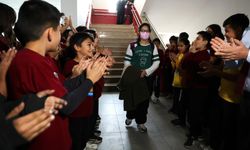 Lösemiyi Yenen İkranur, 3 Yıl Sonra Gözyaşları Ve Alkışlarla Okula Döndü